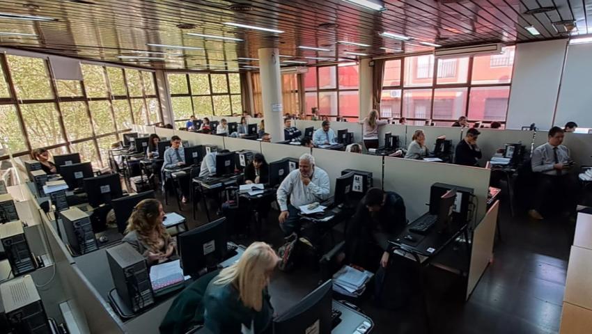 Aspirantes en la sede del Consejo Aspirantes en la sede del Consejo