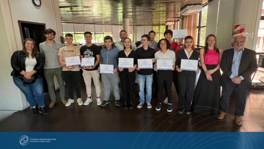 El Pleno junto a alumnas y alumnos Pleno y alumnos