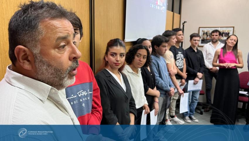 Docente frente al Consejo Docente de la escuela